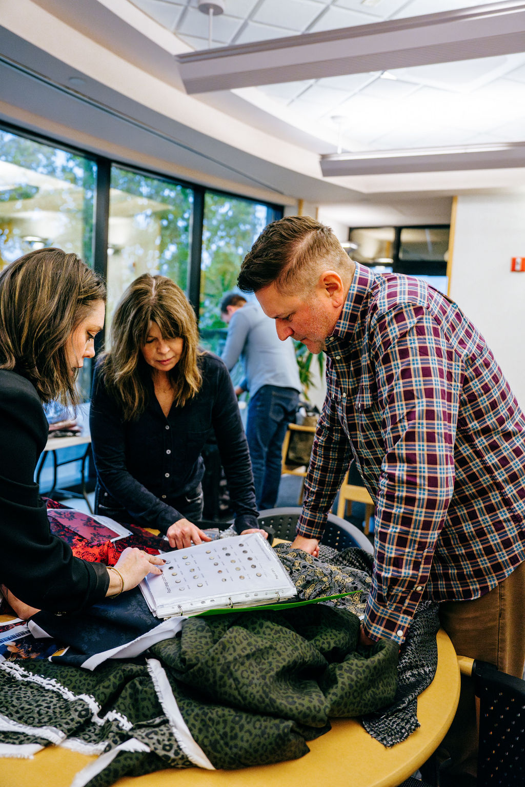 Jay DeMarcus of Rascal Flatts working on his Snaps shirts.